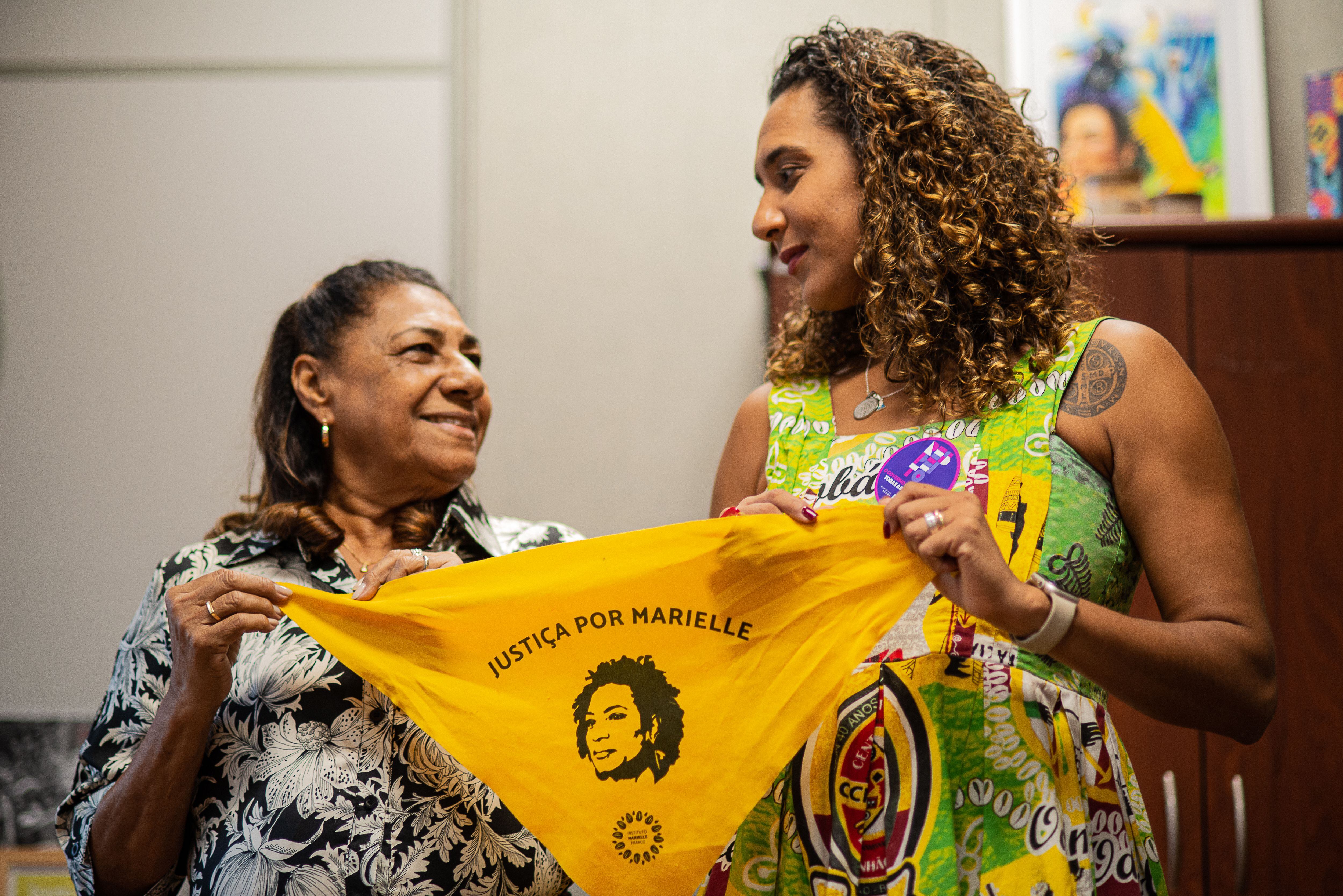 Ministra Anielle Franco com sua mãe, Marinete Silva. 