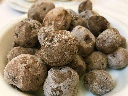PAPAS NEGRAS ARRUGADAS, APERITIVO DEL PUCHERO / CAPEL