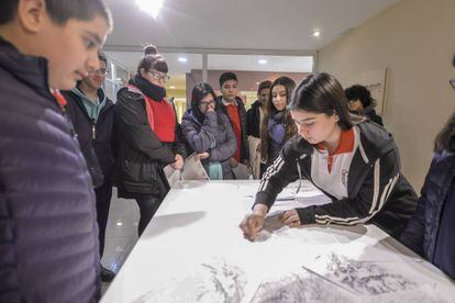 Alumnos fueguinos copian su mapa de Malvinas en 'Dos, tres, muchas', de Esteban Álvarez.