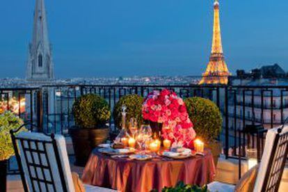 Vista de la Torre Eiffel de París desde una terraza del hotel George V.