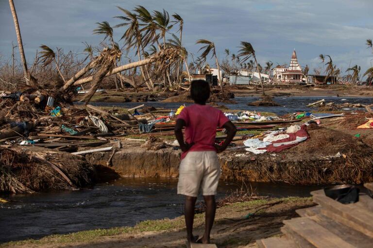Una mujer contempla el desastre tras los huracanes Iota y Eta en la comunidad de Haulover, Nicaragua, el pasado 28 de noviembre.