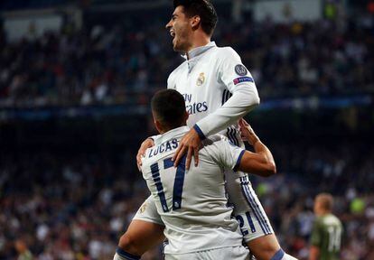 Lucas V&aacute;zquez y Morata celebran del gol del 5-1 contra el Legia en Champions. 