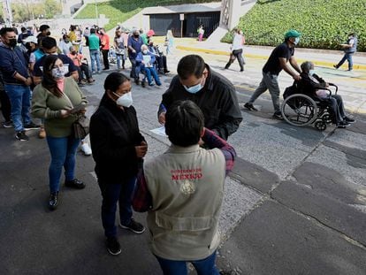 Un grupo de personas hace fila para recibir una dosis de la vacuna de Pfizer contra la covid-19, en la ciudad de México, el 28 de diciembre de 2021.