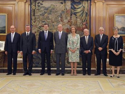 Los nuevos magistrados del Tribunal Constitucional, Encarnación Roca (2d), Fernando Valdés Dal-Ré (d), Juan José González Rivas (i) y Andrés Ollero (2i) en el acto presidido por los reyes de España, el presidente del Gobierno, Mariano Rajoy (4i), el ministro de Justicia, Alberto Ruiz Gallardón (3i), y el presidente del Tribunal Constitucional, Pascual Sala (4d).