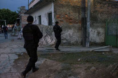 Policías de los llamados Halcones, patrullan en una zona controlada por la pandilla 18ST. Los Halcones son grupos especiales que trabajan con armas de alto calibre pues son los primeros en llegar a las escenas de los crímenes.