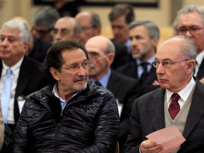 El expresidente de Bankia Rodrigo Rato (derecha) junto al exconsejero de Caja Madrid José Antonio Moral Santín (izquierda), durante la primera sesión del juicio por la salida a Bolsa de la entidad en 2011