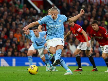 Haaland marcando de penalti ante el Manchester United.