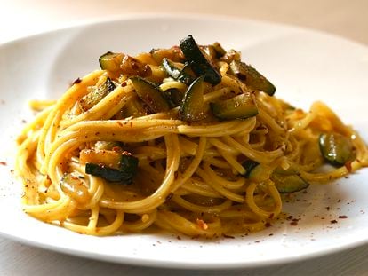 Espaguetis a la carbonara vegetariana con calabacín