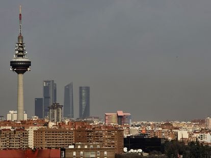 La boina de Madrid sobre el edificio de Torrespaña y las cuatro Torres, el 10 de febrero de 2022.
