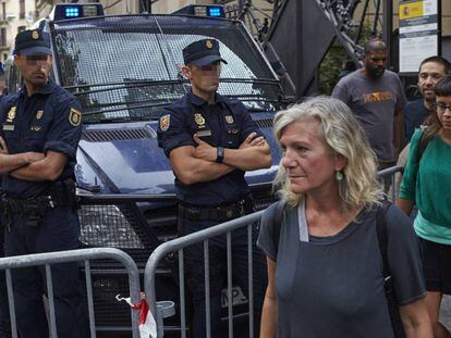 Maria Jos&eacute; Lecha y Maria Rovira en una protesta en la Delegaci&oacute;n del Gobierno.