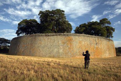 Uno de los muros del principal recinto de piedra de Great Zimbabwe.