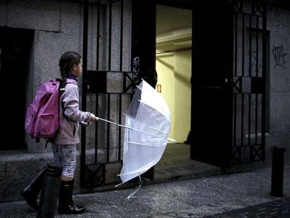 Una niña, a la entrada del colegio público Palacio Valdés de Madrid, en octubre de 2019.