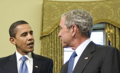 Barack Obama saluda a George W. Bush en la Casa Blanca en 2009.