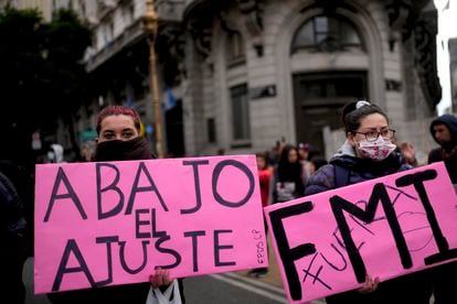Manifestantes reclaman contra el acuerdo del Gobierno de Fernández con el FMI, en la Plaza de Mayo, el 14 de julio de 2022.