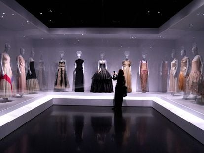 Una de las salas de la exposición de moda de otoño en el Met, 'Women Dressing Women', en Nueva York.