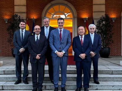 El presidente del Gobierno, Pedro Sánchez, junto con el presidente de Broadcom, Charlie Kawwas.