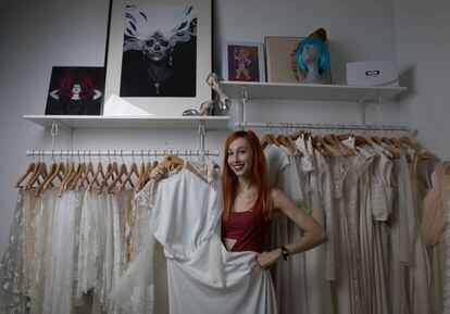 La diseñadora de moda Leyre Valiente posa en su tienda-taller de Madrid.