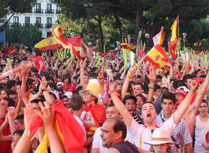 Aficionados españoles siguen el partido en la madrileña plaza de Colón.