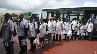 M&eacute;dicos cubanos aterrizan en Liberia en 2014 para combatir la epidemia de &eacute;bola.  