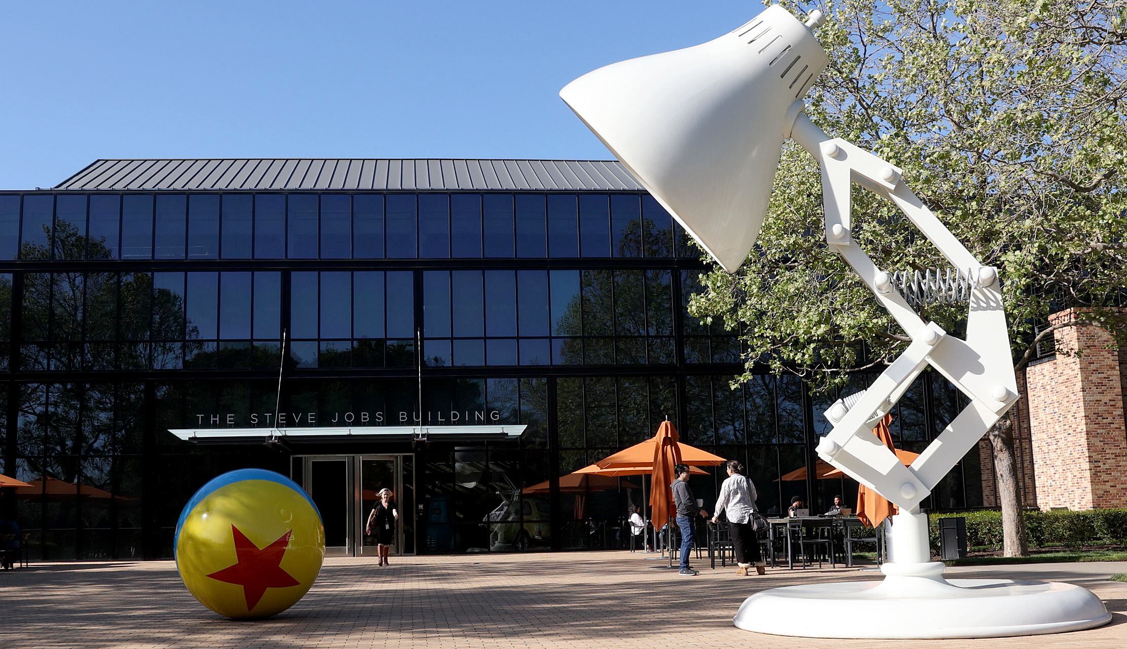 La entrada de los estudios Pixar en Emeryville, California, con la lámpara Luxo y la pelota de 'Toy Story'.