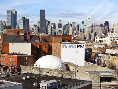 El edificio del MoMA PS1, en Queens, con el 'skyline' de Manhattan al fondo, en Nueva York.