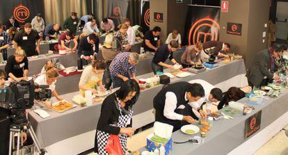 Candidatos para participar en 'MasterChef' elaboran los platos en el 'casting' de Madrid