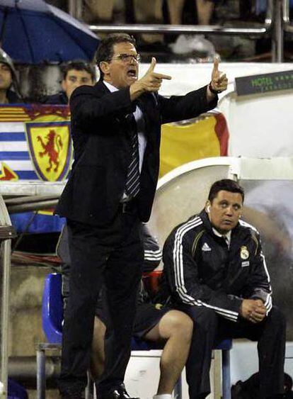 Capello da instrucciones durante el partido en Zaragoza.