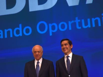 Francisco González y Carlos Torres, presidente y CEO de BBVA, en la junta de accionistas de marzo.