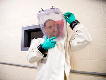Un investigador se prepara para entrar en un laboratorio militar de alta seguridad en EE UU.