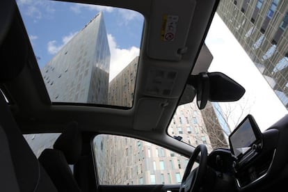 El nuevo Ford Puma incorpora un techo panorámico completo desde el que se cuela la arquitectura de la ciudad.