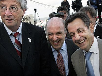 El comisario Joaquín Almunia, en el centro, junto a Jean-Claude Juncker (izquierda) y Nicolas Sarkosy .