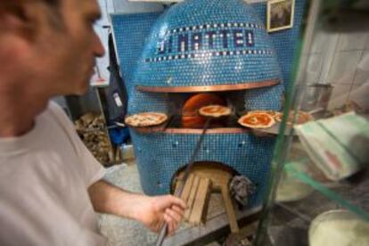 Horno de leña de la pizzería Di Matteo, en Nápoles.