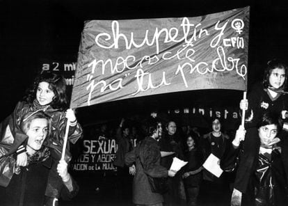<b>8 de marzo de 1979.</b> Manifestación del Día Internacional de la Mujer Trabajadora en Madrid, convocada por la Plataforma de Organizaciones Feministas. Unas 6.000 mujeres participan, esta vez sin incidentes, bajo una fuerte lluvia en un recorrido que discurre por la calle de Alcalá. El trayecto autorizado, entre Pueblo Nuevo y Ciudad Lineal, discurre lejos del centro de Madrid.
