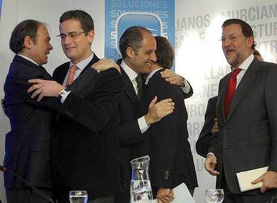 Pío García Escudero abraza a Basagoiti en presencia de Camps y Rajoy.