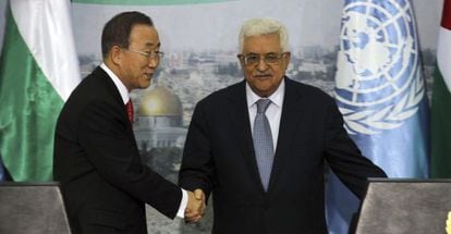 El secretario general de la ONU, Ban Ki-moon, junto con el presidente palestino, Mahmud Ab&aacute;s, el pasado 21 de noviembre en Ramala. 