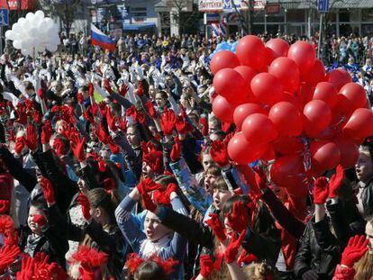 Ciudadanos de Crimea contemplan en Simfer&oacute;pol una &#039;performance&#039;  teatral titulada &#039;Dedicado a ti, Rusia&#039;, que celebra el primer aniversario de la anexi&oacute;n. 