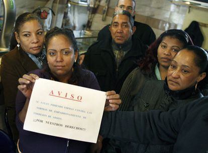 Un grupo de inmigrantes posa con un cartel que denuncia las medidas restrictivas para empadronarse en Torrejón de Ardoz.
Anuncio con el que el PP de Torrejón se felicita por el descenso de inmigrantes.
