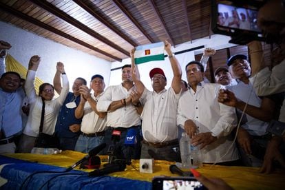 El candidato opositor a la Gobernación de Barinas, Sergio Garrido, muestra la bandera del estado durante una rueda de prensa. Garrido se reconoció este domingo como ganador de la repetición de los comicios.