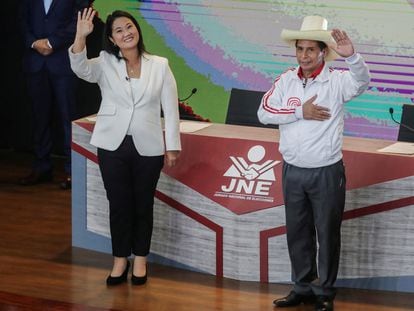 Los candidatos presidenciales Pedro Castillo y Keiko Fujimori, tras el debate celebrado el pasado 30 de mayo, en Lima.