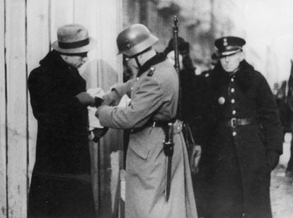Soldados alemanes y miembros de la Policía Azul controlan la entrada del gueto de Varsovia, en 1941.