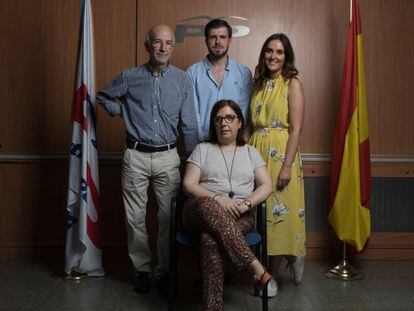Cuatro afiliados del PP, en la sede del partido en el distrito de Salamanca (Madrid).
