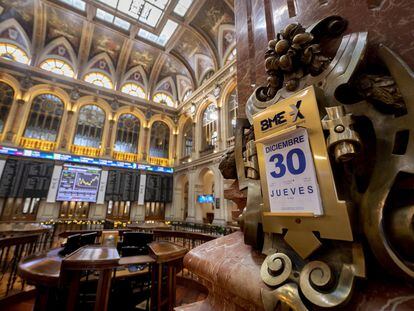 Paneles en el Palacio de la Bolsa de Madrid, en la última sesión del año.