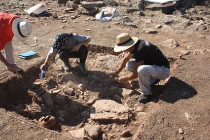 Proceso de excavación de una de las tumbas de la necrópolis visigoda.