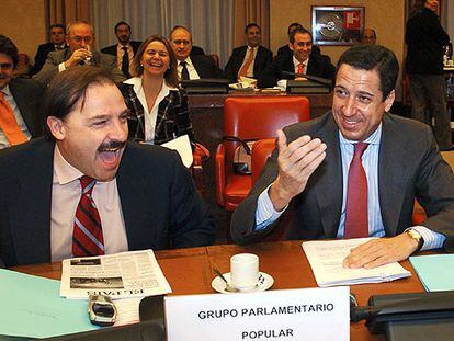 El portavoz del Grupo Popular, Eduardo Zaplana, el diputado Vicente Martínez Pujalte y otros comisionados del PP.