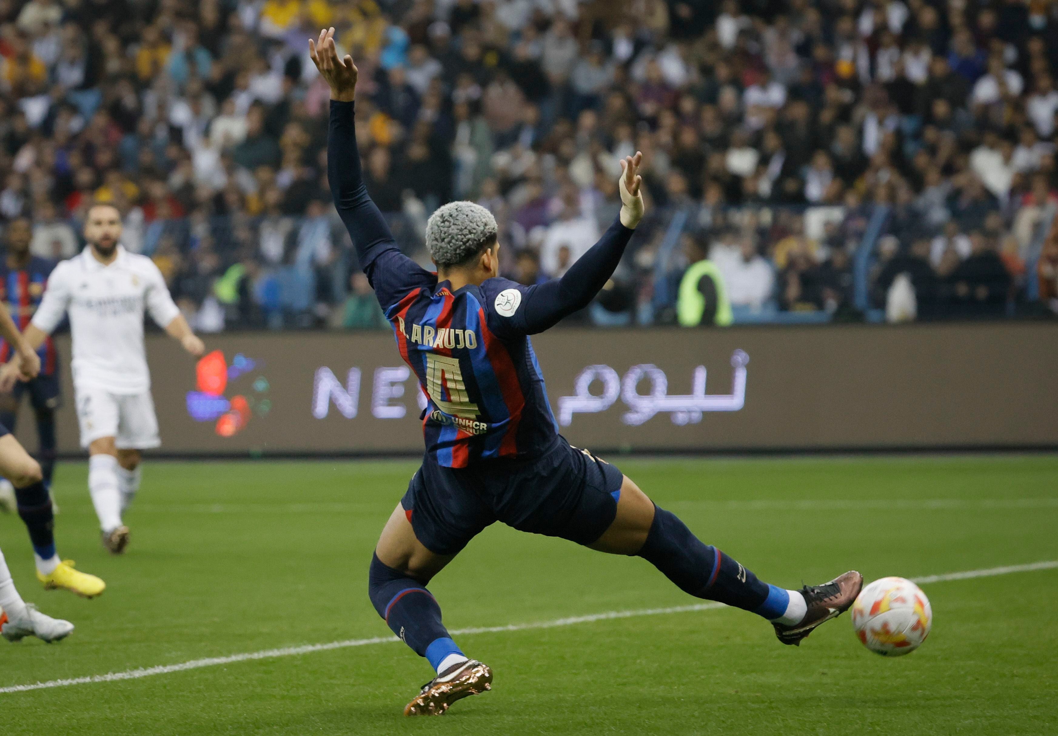 El defensa uruguayo del FC Barcelona Ronald Araújo trata de hacerse con la posesión del balón, en una jugada del partido.