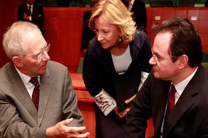 La ministra de Economía española, Elena Salgado, conversa con su homólogo alemán, Wolfgang Schaeuble (izquierda), y el griego George Papakonstantinou, hoy en Bruselas.