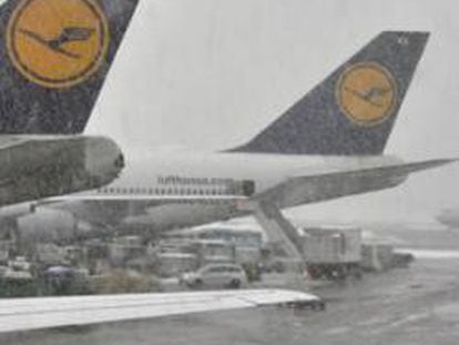 Aviones parados por el temporal de nieve en Europa