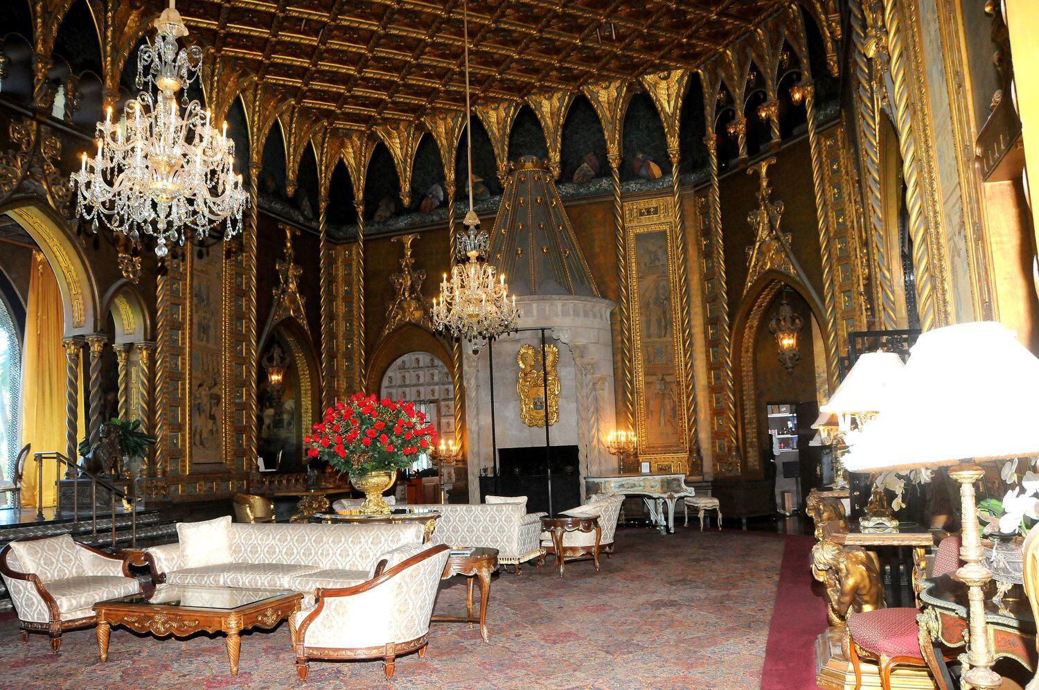 El interior de uno de los salones de Mar-a-Lago decorado con un abigarrado estilo ecléctico.