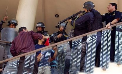 Policías y manifestantes se enfrentan durante una protesta de seguidores del expresidente de Honduras y diputado del parlamento Manuel Zelaya en el Parlamento en Tegucigalpa (Honduras).