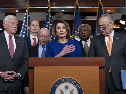 La presidenta de la Cámara de Representantes, Nancy Pelosi, se dirige a la prensa junto al senador Schumer (a la dercha en la foto), este miércoles en Washington.